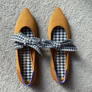 Rothy’s brand new size 7 point with a bow